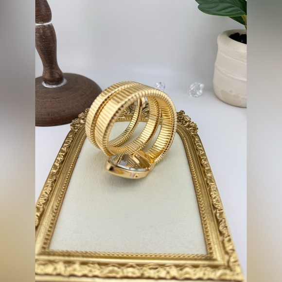 HOT ITEM – Serpenti-Inspired Gold Coil Watch – Bestseller! - Picture 10 of 17